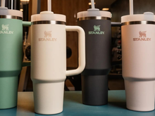 A mais procurada da internet: Garrafa térmica Stanley com canudo e alça por menos de R$ 200