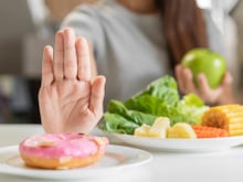 Sou especialista em longevidade e garanto: "Uma dieta sem gordura e açúcar é tão ruim quanto colheradas de azeite de oliva"