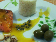 Salmão grelhado com molho de maracujá