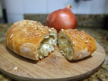 Pão recheado com cebola e queijo cremoso