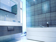 Adeus às cortinas de plástico no chuveiro: a nova tendência que está dominando os banheiros é mais fácil de limpar e muito mais bonita