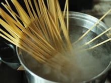 Para que serve colocar sal grosso no macarrão? TudoGostoso explica o truque usado pelos italianos