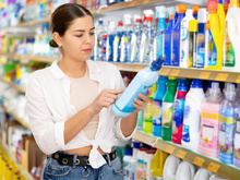 Vale a pena comprar produto de limpeza concentrado? Entenda vantagens e desvantagens, e aprenda como usar