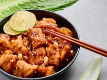 Frango chinês crocante com limão à moda antiga: uma costeleta de frango empanada, cortada em fatias e coberta com um molho de limão doce e picante