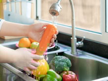 A maioria faz errado: veja como lavar cenoura da forma certa