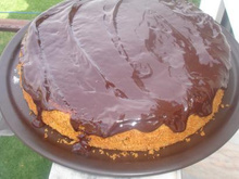 Bolo de cenoura com calda de chocolate