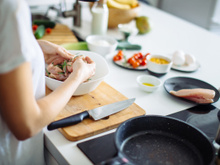 Dia dos Solteiros: dicas e receitas para cozinhar só para uma pessoa