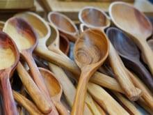 O truque simples e eficaz para manter as colheres de madeira limpas e com aparência de novas por mais tempo