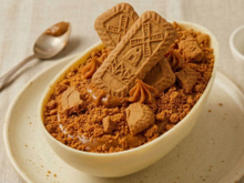 Ovo de Páscoa speculoos com doce de leite, especiarias e pedaços de biscoito