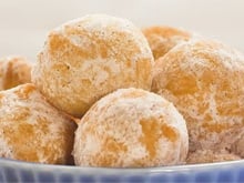 Tem dia que só um café quentinho e esse bolinho de chuva com banana deixam a vida mais gostosa