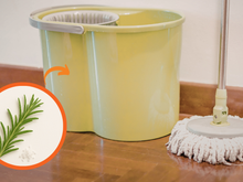 O truque com ramos de alecrim no balde de limpeza que perfuma a casa por horas