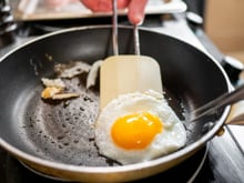 Para que serve colocar vinagre na frigideira ao fritar ovos? TudoGostoso explica a finalidade e se realmente vale a pena usar o truque