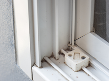 O truque da vovó para limpar os trilhos das janelas para que fiquem novos em segundos