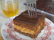 Bolo fofinho de pão de mel com recheio cremoso e cobertura de chocolate é uma obscenidade, aprenda a receita
