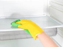 O truque simples para limpar a geladeira e deixá-la como nova usando apenas um ingrediente que você já tem em casa