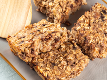 Receita simples de barrinha de aveia com chocolate sem assar e com apenas 5 ingredientes