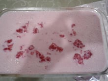 Bolo de coco com creme de amoras