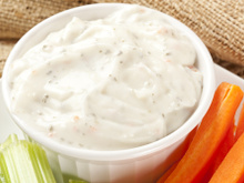 Molho ranch caseiro é a receita que falta para deixar a seus lanches, petiscos e saladas muito saborosos!