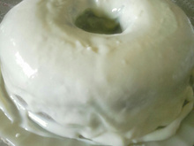 Bolo de iogurte com gelatina e cobertura de limão