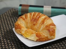 Croissant assado de máquina de pão