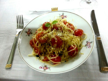 Espeguete com Tomates Cereja, Mussarela de Búfala e Manjericão