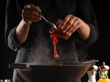 Chef revela o truque dos restaurantes para a comida ficar mais saborosa do que em casa: ingrediente de molho caseiro transforma qualquer prato