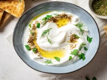 Molho para salada proteico, com poucas calorias e que deixa a refeição muito mais gostosa: anota os ingredientes!