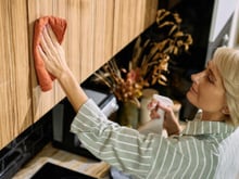 Sem vinagre! Aqui está uma receita para limpar armários de madeira da cozinha, remover gordura e eliminar odores desagradáveis ​​da sua casa