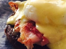 Ovos benedict no pão australiano