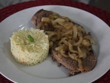 Bife acebolado