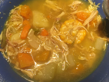 Sopa de legumes e pedaços de frango