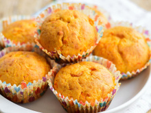 Bolinho de cenoura saudável que sempre faço para as crianças: adoço com passas brancas e uso cenoura cozida para uma textura perfeita e sabor intenso