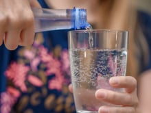 Água com gás faz mal aos dentes? Entenda o que os dentistas têm a dizer sobre os efeitos da bebida na saúde bucal