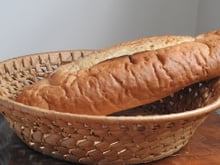 Por que o pão endurece tão rápido fora da geladeira? A ciência explica o que realmente acontece com a textura