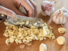 O jeito que você corta o alho (quase ninguém sabe!) muda o sabor do tempero. Aprenda como fazer