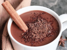 A única receita que me tira da cama em dia de chuva é esse chocolate quente com café muito cremoso e superfácil!