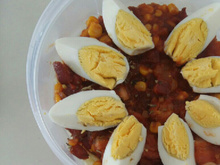 Macarronada ao molho vermelho com bacon e ovos