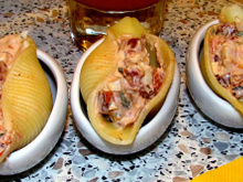 Conchiglioni recheado com surimi e pesto de rúcula 