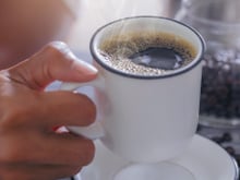 Não peça para o café vir bem quente: perigo escondido nas bebidas muito quentes (e no tamanho do seu gole) é revelado em novo estudo