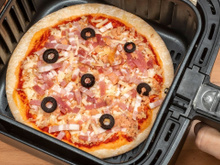 Essa receita de pizza na airfryer é mais rápida que delivery e fica uma delícia