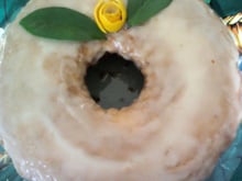 Bolo de laranja com cobertura açucarada
