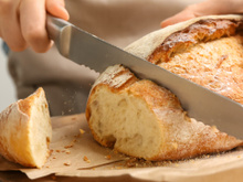 Poucos sabem, mas aprendi com a minha avó: esse hábito comum pode deixar o miolo do pão duro antes da hora