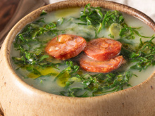 Caldo verde com mandioca ou batata? Não importa, eu te ensino os dois jeitos para você fazer e arrasar em qualquer Festa Junina