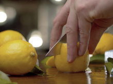 "Nenhum espremedor faz isso aqui": esse é o truque de um feirante para cortar o limão do jeito certo e aproveitar todo o suco