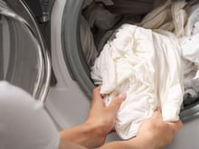 Suas roupas brancas estão ficando cinzas depois da lavagem? Veja o erro que pode estar causando isso