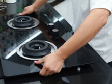 Sem gás, sem instalação e com muita praticidade: Cooktop portátil está mais barato para assinantes Prime