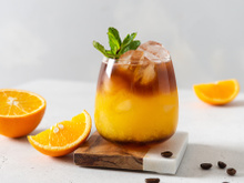 Descubra qual ingrediente misturar com café para você preparar a bebida que está bombando no TikTok