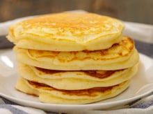 Esse lanche rápido de frigideira é perfeito para substituir pelo pão francês no café da manhã: apenas 3 ingredientes e combina com tudo