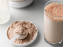 Marca famosa de whey protein é recolhida pela Anvisa após encontrar bactéria prejudicial à saúde: veja quais são os efeitos no organismo