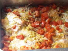 Salmão com cebola e tomate